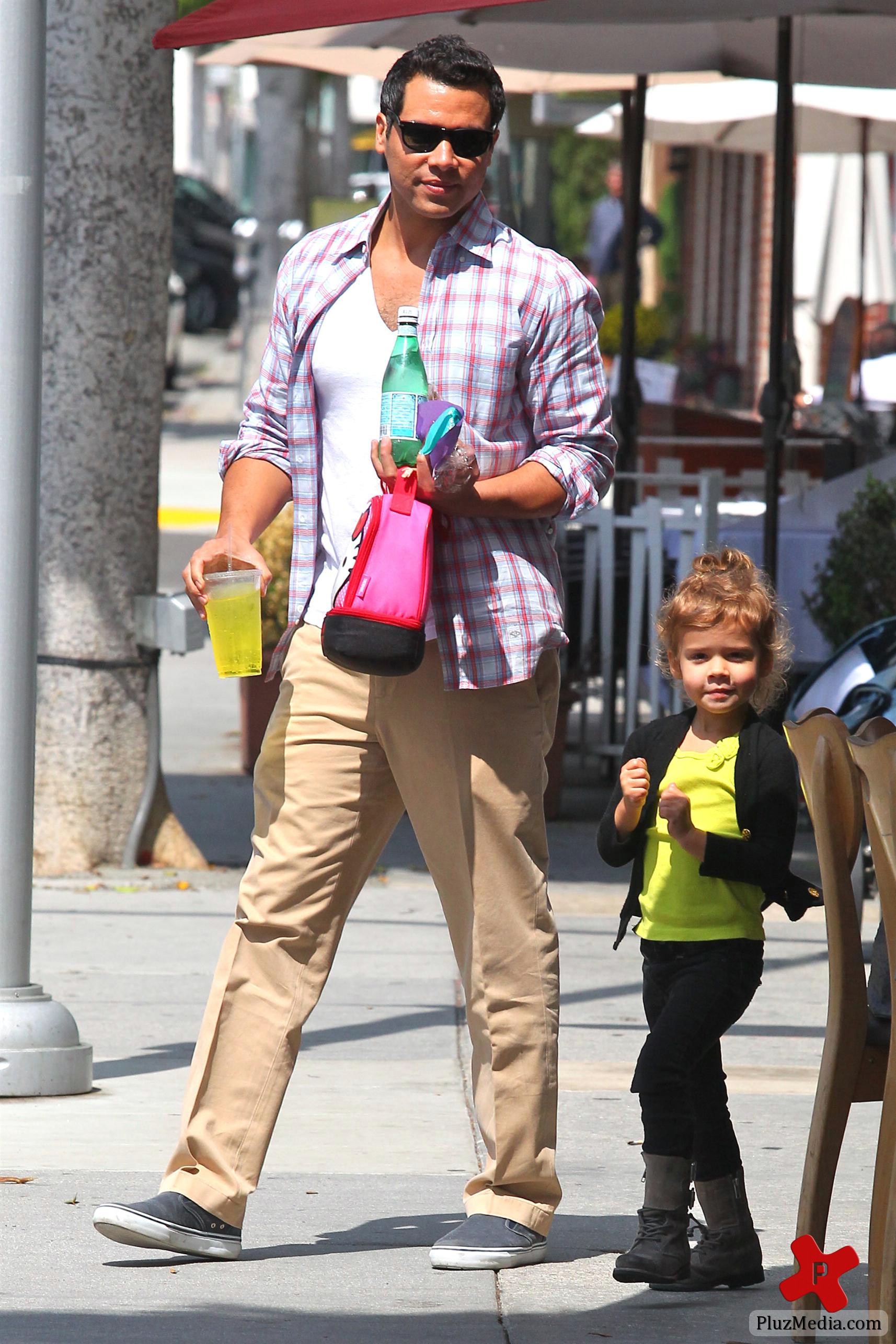 Jessica Alba, Cash Warren and daughter head out for a family meal photos | Picture 79833